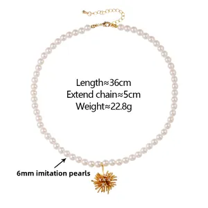 Dettaglio della collana di perle da 6 mm con pendente a sole dorato e catena regolabile