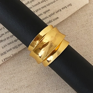 Goldener unregelmäßiger welliger breiter Ring mit polierter Oberfläche für Damen