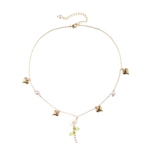 Détail du collier fleur avec cœurs dorés et glands en perles blanches sur une chaîne