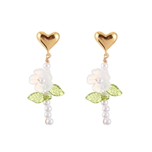 Boucles d'oreilles cœur doré avec fleurs blanches, feuilles vertes et pampilles perles