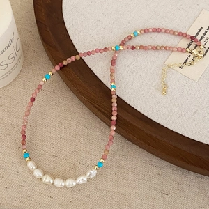 Handgefertigte Kette mit rosa Natursteinen, Türkisperlen und vergoldetem Verschluss-Set