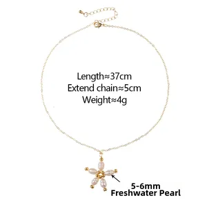 Détail du collier pendentif tournesol en perles d'eau douce avec chaîne dorée de 37cm