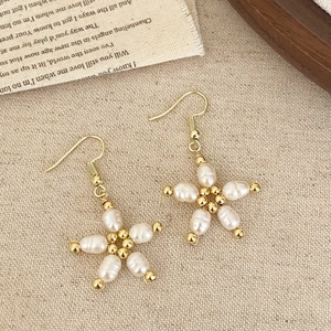 Boucles d'oreilles étoiles dorées avec perles d'eau douce et design géométrique rétro