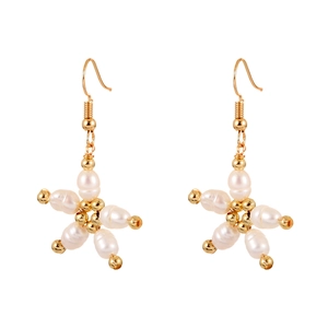 Boucles d'oreilles dorées en forme d'étoile avec perles d'eau douce et crochets