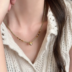 Collier élégant en perles facettées vertes avec un pendentif cœur doré et une perle