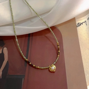 Collier élégant avec perles vertes facettées et pendentif cœur serti d'une perle blanche