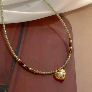 Collier élégant avec pendentif cœur, perles vertes et centre perlé de style rétro