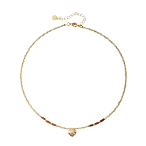 Collier élégant perlé avec pendentif cœur doré et perle sur fond blanc