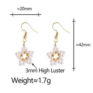 Orecchini a stella con perle e perline dorate, dimensioni 20mm x 42mm in dettaglio