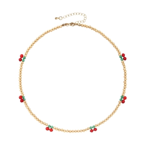 Collier élégant en perles dorées avec motifs cerises rouges et fermoir doré