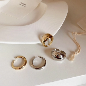 Minimalistische dicke Ringe in Gold und Silber mit poliertem, offenem Design