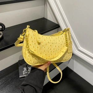 Borsa baguette gialla con texture struzzo, catena dorata e tracolla in pelle