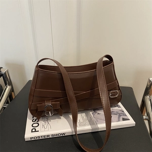 Borsa a spalla retrò marrone scuro con cinturini in pelle e fibbie a fiocco argento