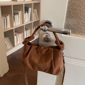 Sac à main froncé marron en daim doux avec poignée nouée et bandoulière pour femme