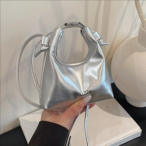 Borsa a tracolla argento minimalista con manico rotondo e finitura metallica