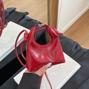 Elegante borsa a mano in pelle verniciata rossa con manico e tracolla sottile