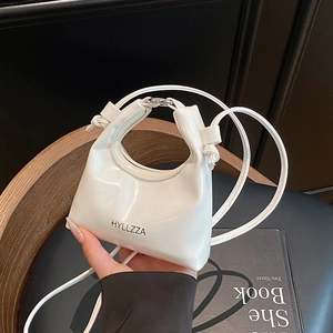 Mini borsa a mano bianca lucida minimalista con manico rotondo e tracolla regolabile