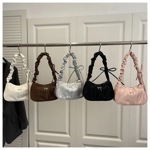 Série de sacs croissants en satin avec anses plissées et détails de nœuds sur cintre