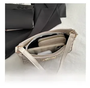 Innenansicht der cremefarbenen Tasche mit Platz für Handy und Portemonnaie