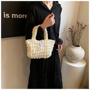 Gros plan du sac à main crème texturé avec une étiquette tissée Love Fashion élégante