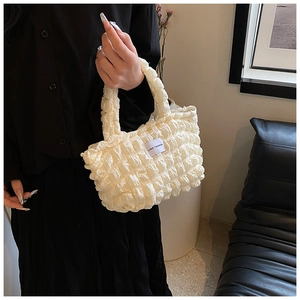 Détail du sac cabas blanc à texture popcorn avec étiquette Love Fashion en tissu