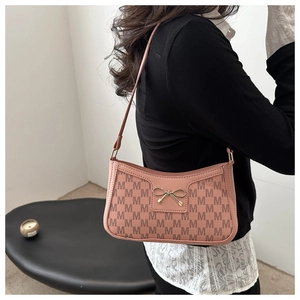Detail der rosa Hobo-Bag mit M-Muster und dekorativer Schleifenschnalle aus Metall