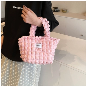 Détail du sac à main rose à texture bulles avec étiquette tissée LOVE FASHION plissée