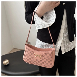 Detail der rosa Vintage-Unterachseltasche mit M-Muster Jacquard und goldener Schleife