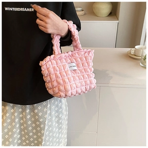 Gros plan du sac bandoulière rose en tissu plissé 3D avec étiquette Love Fashion brodée