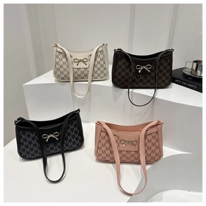 Detail von vier Monogramm-Schultertaschen in Beige, Braun, Schwarz und Rosa mit Schleife