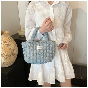 Gros plan sur le sac plissé bleu clair avec détail de l'étiquette Love Fashion