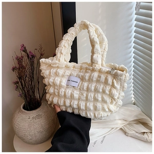 Détail du sac blanc texturé avec étiquette Love Fashion et fermeture éclair