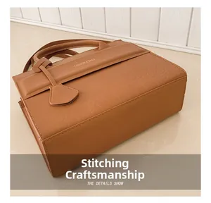 Détail des coutures solides et du gaufrage crocodile sur un sac à main en cuir beige
