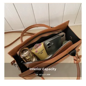 Vue de dessus de l'intérieur du sac marron montrant le rangement et la poche zippée