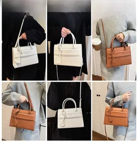 Vues détaillées de sacs à main vintage à motif de pierre portés en bandoulière par un mannequin