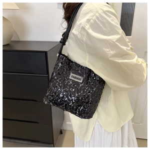 Détail d'un sac à bandoulière chic en paillettes noires avec plaque logo Fashion argentée
