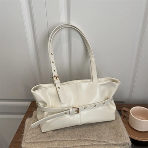 Stijlvolle beige olie-was lederen shopper met riemgesp en zachte geplooide textuur