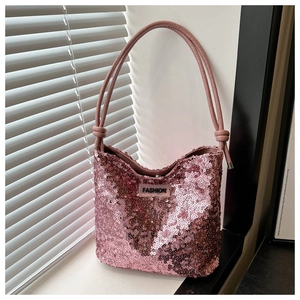 Gros plan détaillé du sac hobo à paillettes roses avec des reflets et une bandoulière nouée