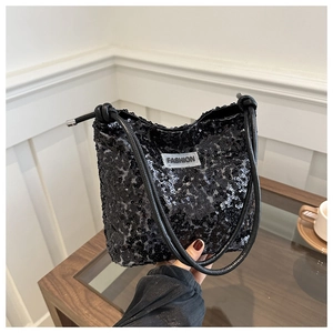 Détail du sac cabas à paillettes noires avec étiquette Fashion et anses nouées
