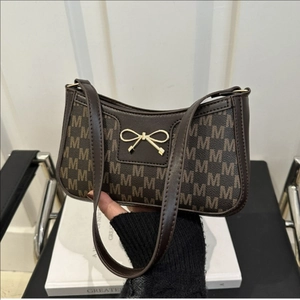 Damen Schulter Achseltasche Schleife Metall Dekor Monogramm Druck PU Leder Mode Pendler Trendige Baguette Stil