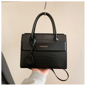 Détail du sac à main noir gaufré crocodile avec lettrage doré Fashion & Bags chic