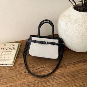 Stilvolle Kontrast-Handtasche aus Segeltuch mit Lederbesatz und Schultergurt in Schwarz-Weiß