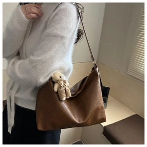 Borsa tote in ecopelle marrone con tracolla larga e dettaglio ciondolo a forma di orso