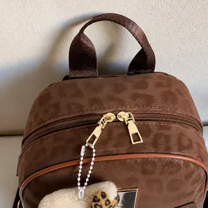 Detailansicht des Nylon-Rucksacks mit Leopardenmuster, Doppelreißverschluss und Griff