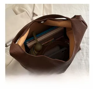 Vue de dessus du grand sac cabas en cuir marron montrant sa capacité de rangement interne
