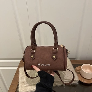 Sac Boston vintage en daim marron avec poignées en cuir et logo brodé blanc
