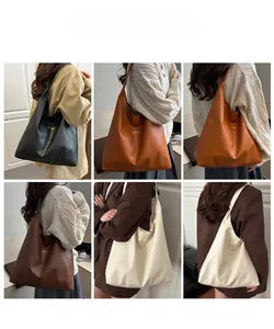Grand sac fourre-tout en cuir en plusieurs couleurs porté par un mannequin en intérieur
