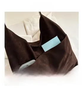 Vue détaillée de la poche latérale du grand sac cabas en daim marron foncé spacieux