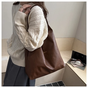 Gros plan du sac cabas en simili cuir marron avec logo Fashion doré et texture grainée