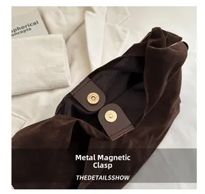 Détails du sac cabas marron mat avec double fermeture magnétique dorée brillante